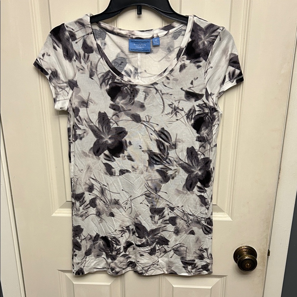 Simply Vera Vera Wang Black and White Floral Short Sleeve Top